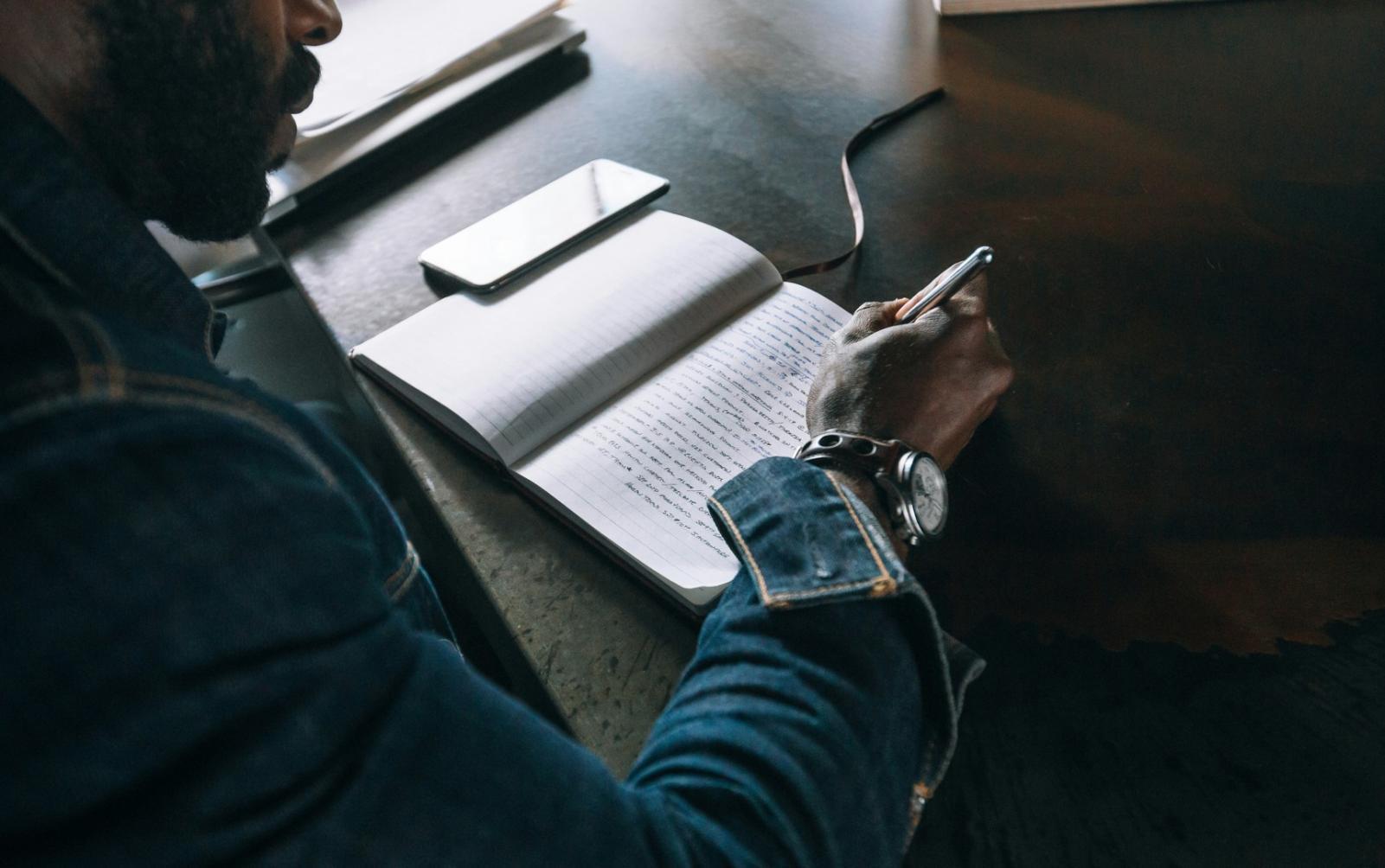 Moderne Arbeitsumgebung mit Finanzanalyse-Software